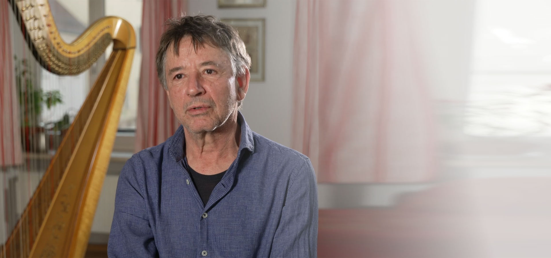 Ein Patient befindet sich im Gespräch mit einer Ärztin.