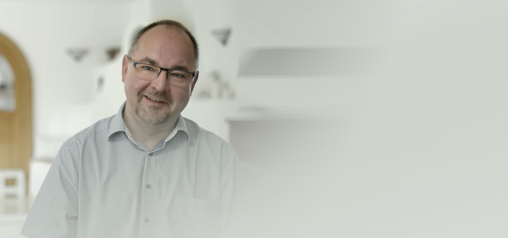 Ein Patient befindet sich im Gespräch mit einer Ärztin.