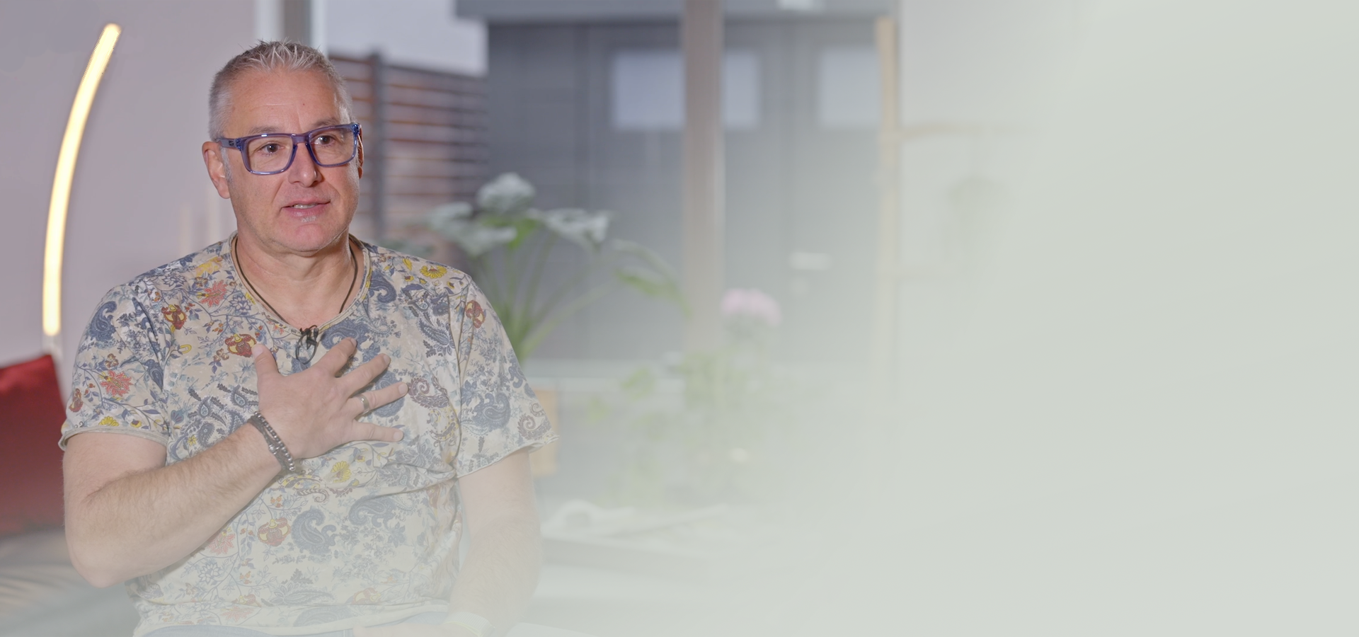 Ein Patient befindet sich im Gespräch mit einer Ärztin.