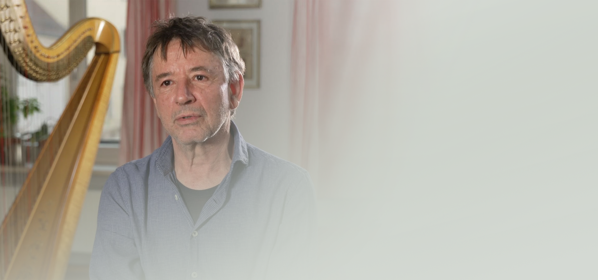 Ein Patient befindet sich im Gespräch mit einer Ärztin.