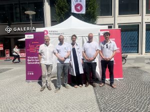 Die Ärztinnen und Ärzte des Vivantes Humboldt Klinikums beim Stethoskop-Check in Berlin-Reinickendorf